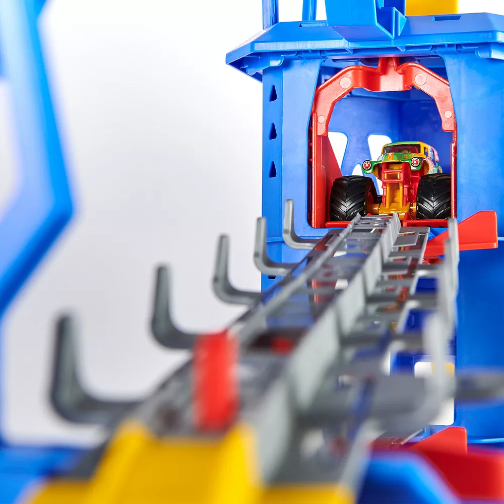 Monster Jam Garage Playset And Storage With Exclusive Grave Digger Monster Truck - Image 5